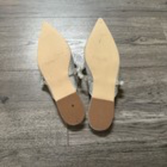 Women's JustFab Silver Glitter Flats With Faux Pearl Wrap Size 8.5 - Picture 3 of 3